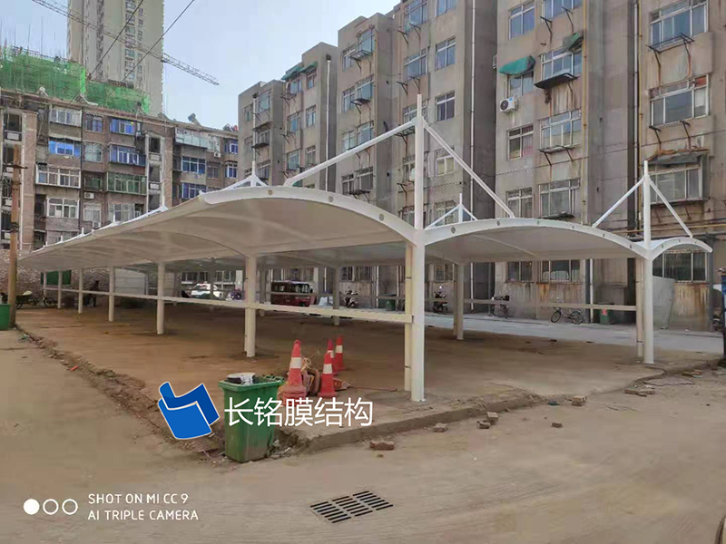 我公司承建洛阳市凯旋西路20号院电动车棚项目顺利完工