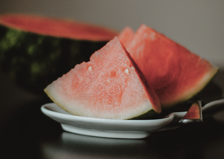 西瓜为夏季之水果，果肉味甜，能降温去暑；种子含油，可作消遣食品；果皮药用，有清热、利尿、降血压之效。