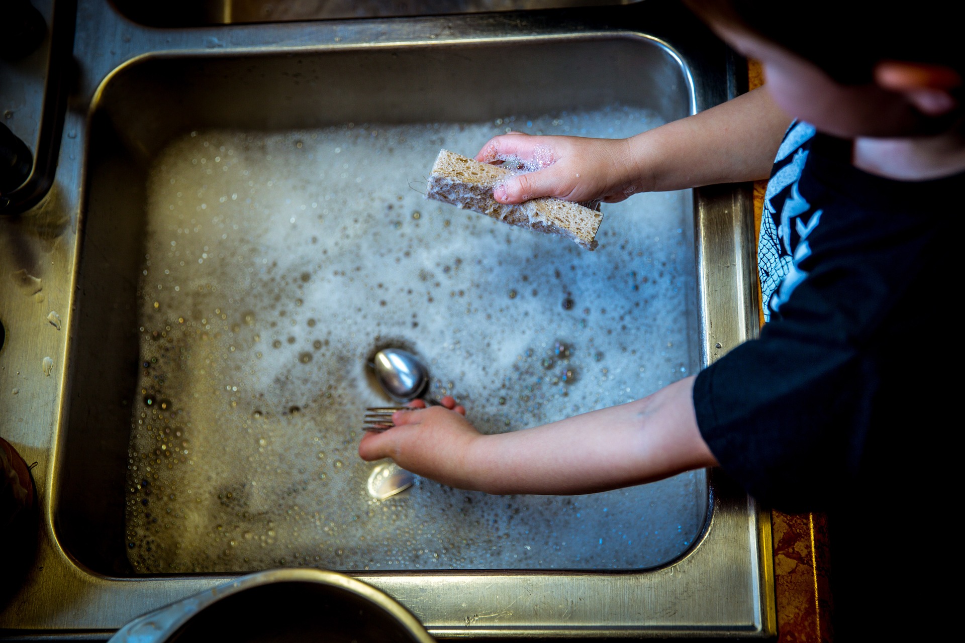 washing-dishes-1112077_1920